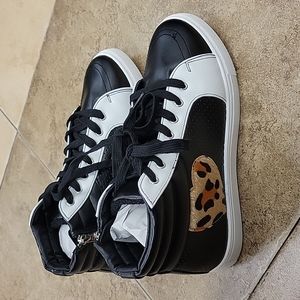 NEW Comfort Est. 1946 Black White Animal Hair Heart Sneakers